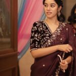 Mirnalini Ravi Instagram - Casual & Candid 🤪 Wearing @samyakksarees M&H @varsha_bridalmakeover Accessories @mspinkpantherjewel PC @zerogravityphotography @deepanmanidoss