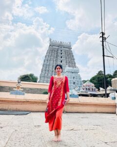 Mirnalini Ravi Instagram - Starting 2022 like ✨
Happy Newyear 🥳

Ps : spare my late post