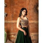 Mirnalini Ravi Instagram - Grooving with a lush of green 🦚 @navin.appu X @samyakkclothing @samyakksarees X @mspinkpantherjewel X @kaviyaartistry_off