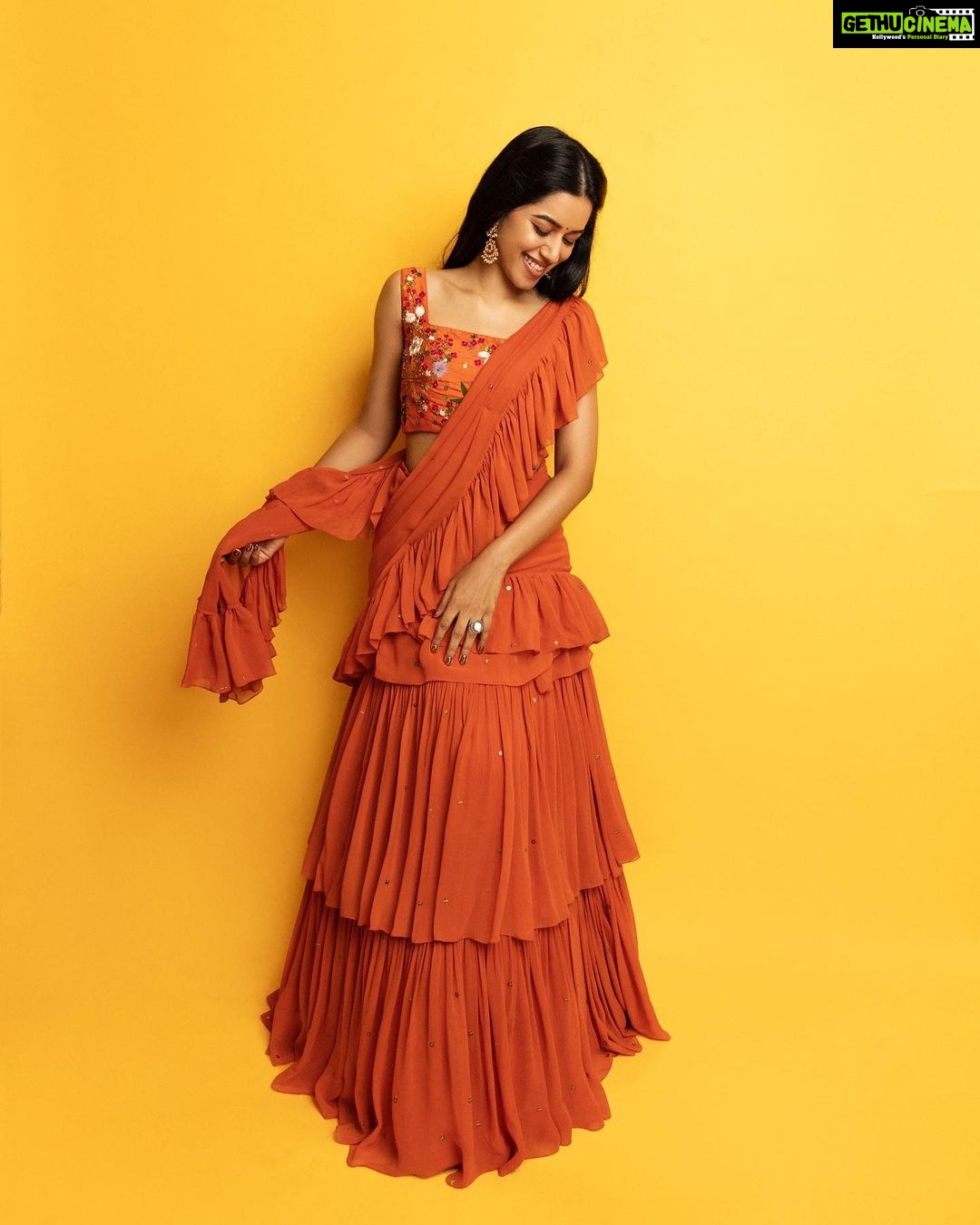 Mirnalini Ravi Instagram - Look on the bright side 🍋