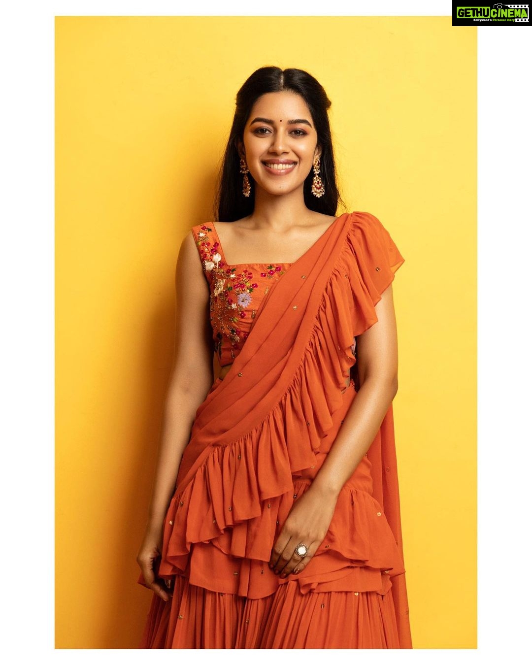 Mirnalini Ravi Instagram - Look on the bright side 🍋