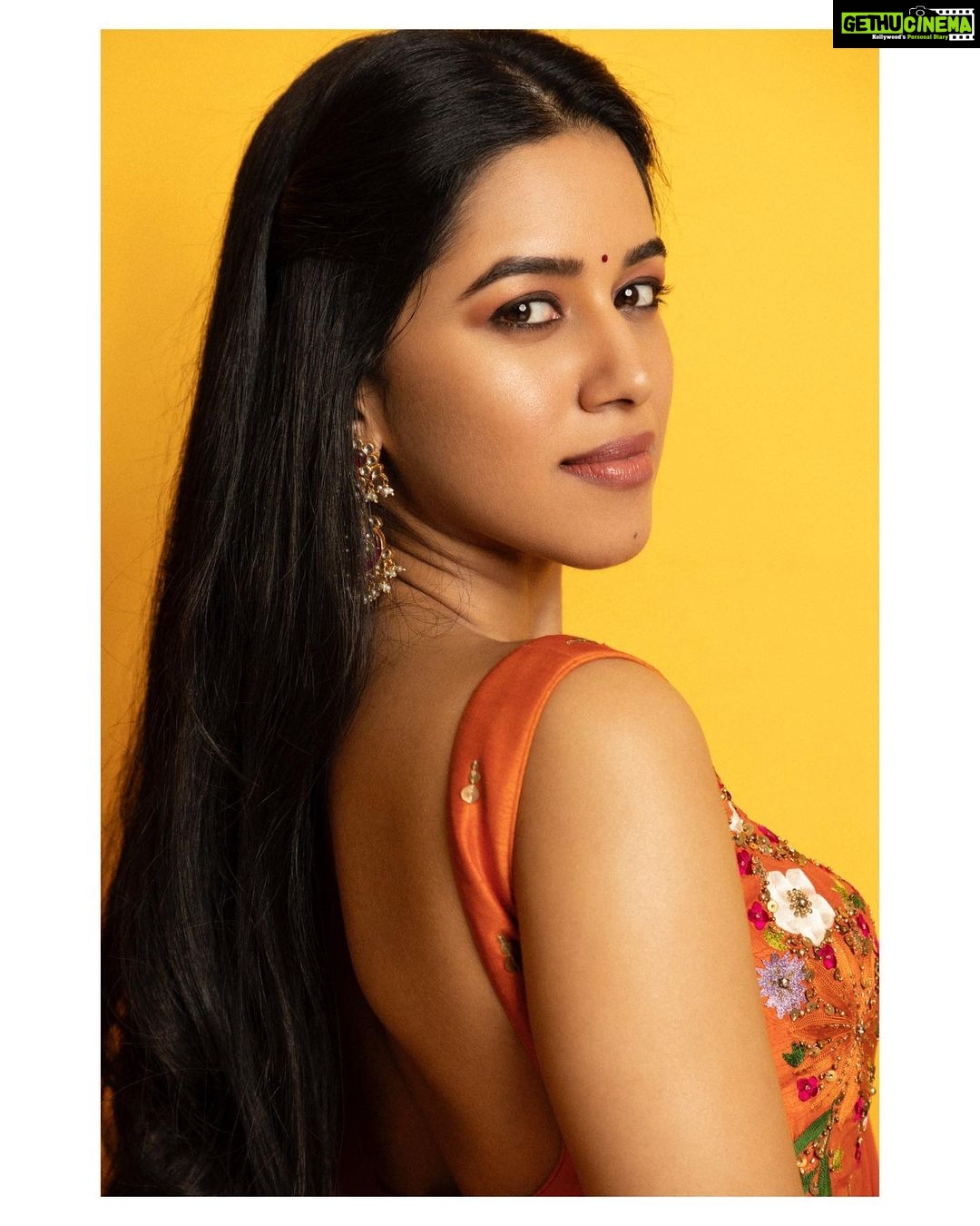 Mirnalini Ravi Instagram - Look on the bright side 🍋