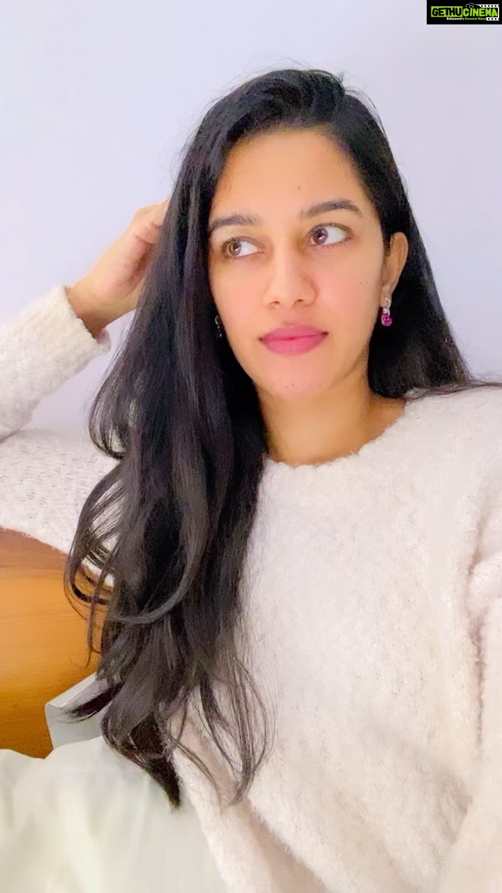Mirnalini Ravi Instagram - Pretending to laugh for crush😻, but the conversation sucks🙆🏻♀️😖 Have you been there ?