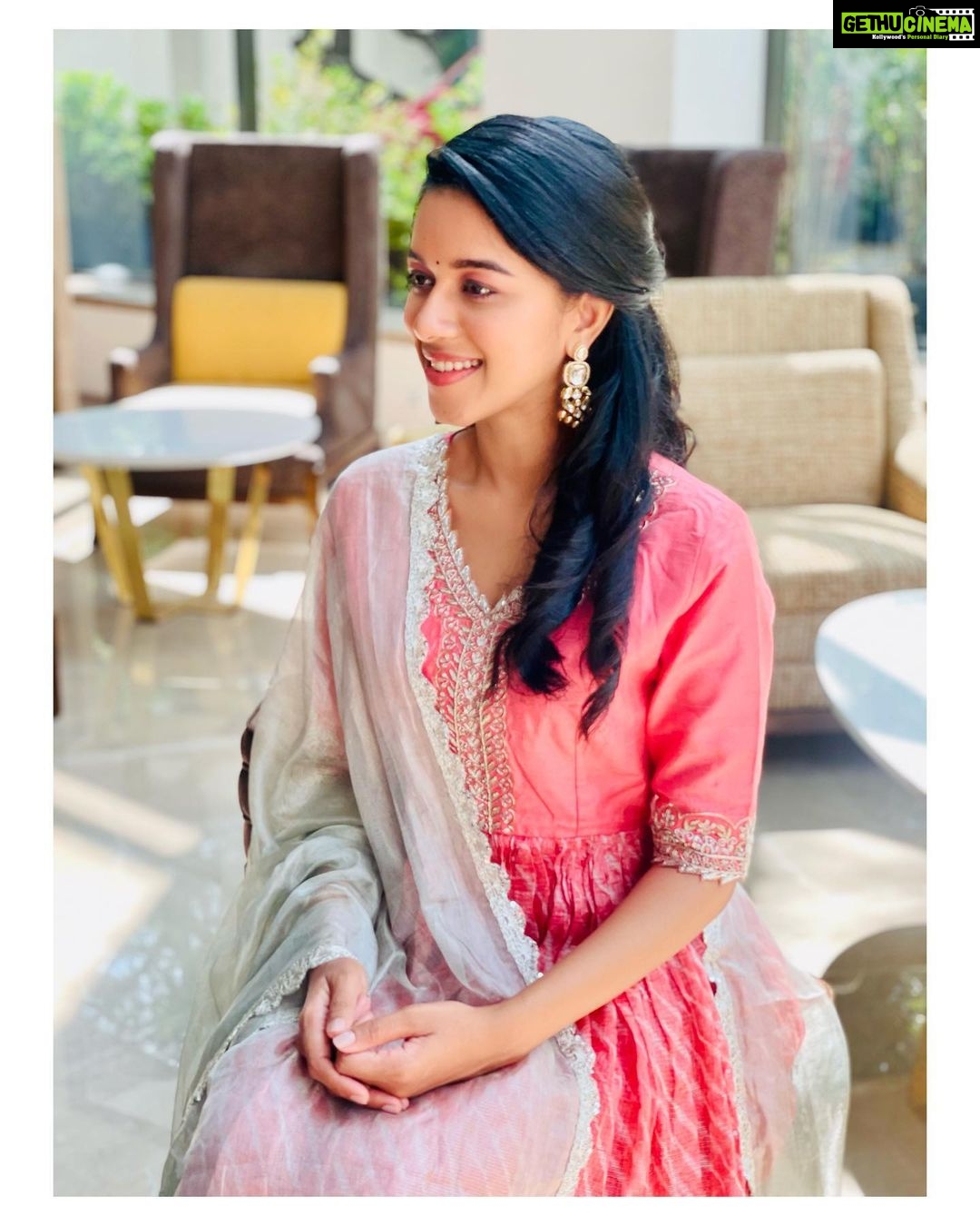 Mirnalini Ravi Instagram - Go laugh in places you have cried ! Change the narrative 🌺 #stylewithnava Styling @navadevi.rajkumar Wearing @aarnalabel Accessories @rimliboutique Mua @kaviyaartistry_off Pc @parvathamsuhasphotography