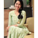 Mirnalini Ravi Instagram - Smiling from my heart🤗 Wearing @gundu.malli Mua @chisellemakeupandhair Accessories @rimliboutique Hairstyling @vyshalisundaram_hairstylist Styling by my favourite @navadevi.rajkumar 🥰 #stylewithnava Chennai, India