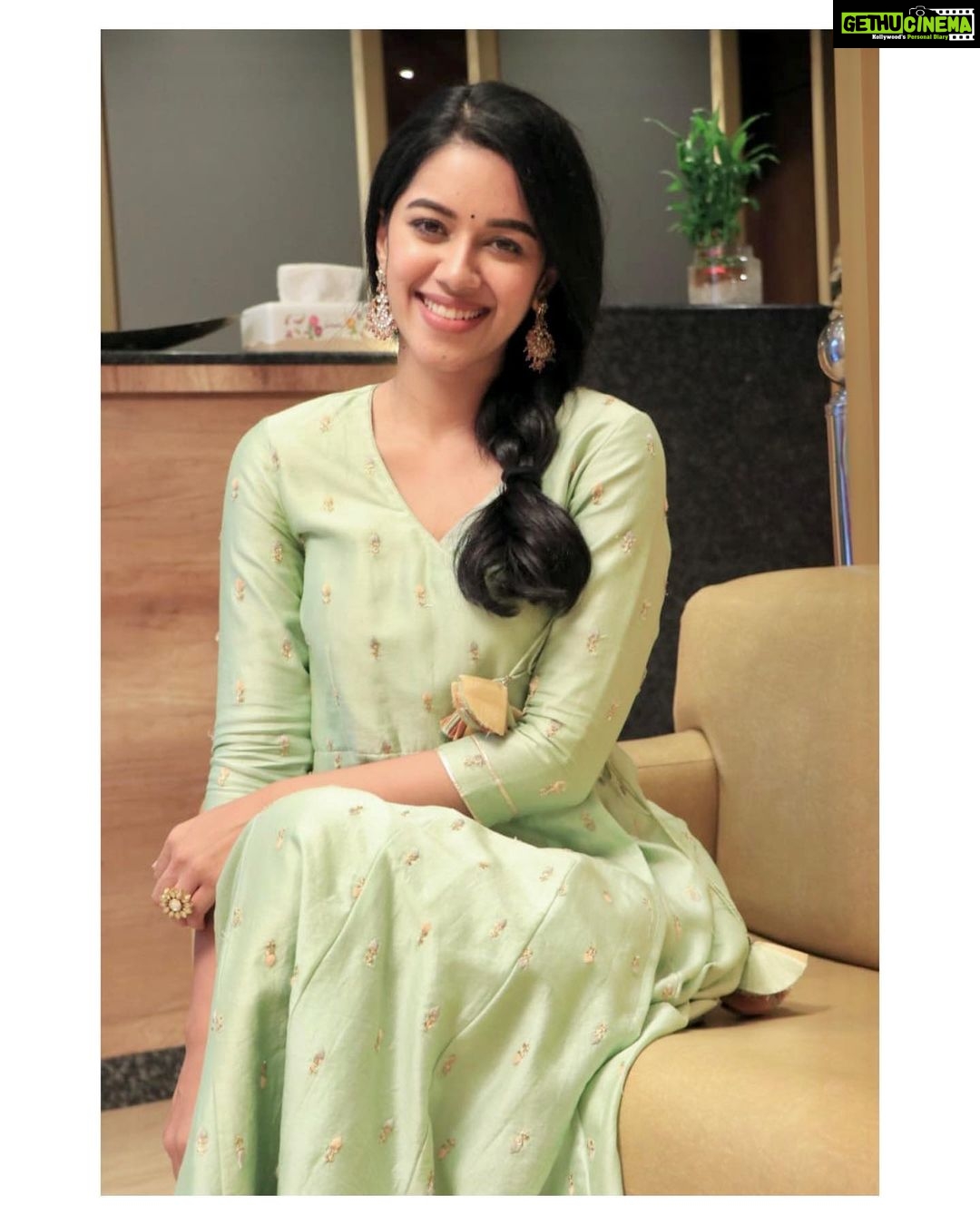Mirnalini Ravi Instagram - Smiling from my heart🤗 Wearing @gundu.malli Mua @chisellemakeupandhair Accessories @rimliboutique Hairstyling @vyshalisundaram_hairstylist Styling by my favourite @navadevi.rajkumar 🥰 #stylewithnava Chennai, India