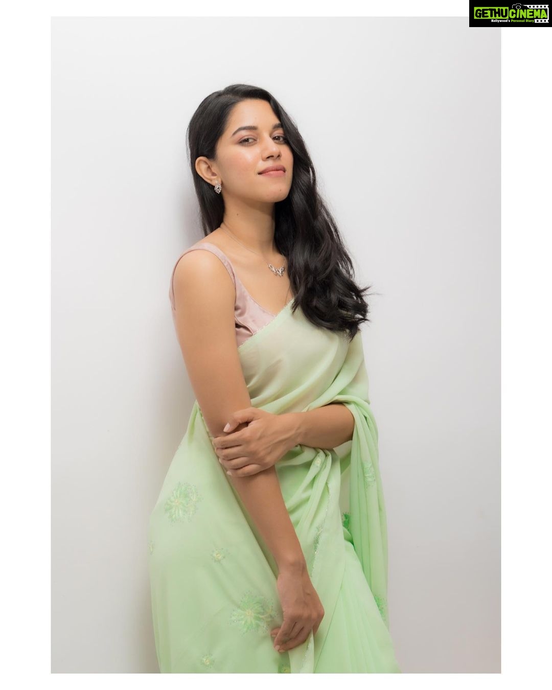 Mirnalini Ravi Instagram - Mom’s Saree Mom’s Me 💚💖 . . . PC @christopherchullan MUA @makeupbyvarsharajendraprasad