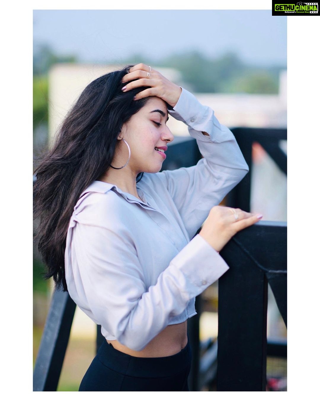 Mirnalini Ravi Instagram - Happy 2021 🤍🔥 #Happynewyear