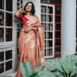 Mirnalini Ravi Instagram - Let the Dusshera festival light our minds with positive thoughts and wishes for Saraswati Pooja, Ayudha Pooja, and Durga Pooja to all 🔥✨ Wearing @thepallushop blouse from @thugil_designs MUA @nabeelooolala_makeup PC @i_amjobin Bangalore, India