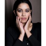 Mirnalini Ravi Instagram - Favourite Dress ? - A black Dress 🖤 Pc @vjwesley Mua @nabeelooolala_makeup