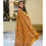 Mirnalini Ravi Instagram – Smiles from last match💛🏏

Pc @lokeshclicks_lc

Wearing 
@prabhavofficial @bavanisuryaa

Styled by @ashez_0112