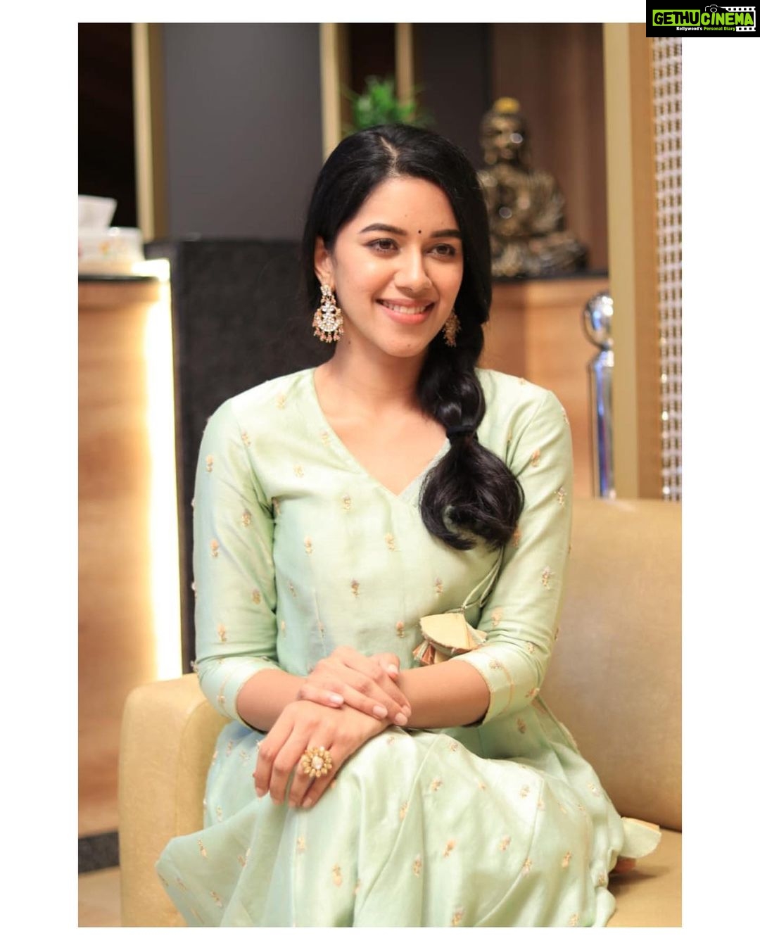 Mirnalini Ravi Instagram - Smiling from my heart🤗 Wearing @gundu.malli Mua @chisellemakeupandhair Accessories @rimliboutique Hairstyling @vyshalisundaram_hairstylist Styling by my favourite @navadevi.rajkumar 🥰 #stylewithnava Chennai, India
