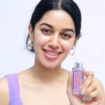 Mirnalini Ravi Instagram - Totally in love with the Hyaluronic Acid Serum by L'Oreal Paris. This serum consists of micro HA molecules which penetrate deeper into the skin and give that instant hydration and plumpness. I tested it out with a hydrometer and the results speak for itself. With overtime regular use of this serum, the appearance of fine lines will also reduce by 60%. Definitely the serum DOES WHAT IT SAYS. Grab it now! #Collab @lorealparis #PowerOfHA #LorealParis #Skincare