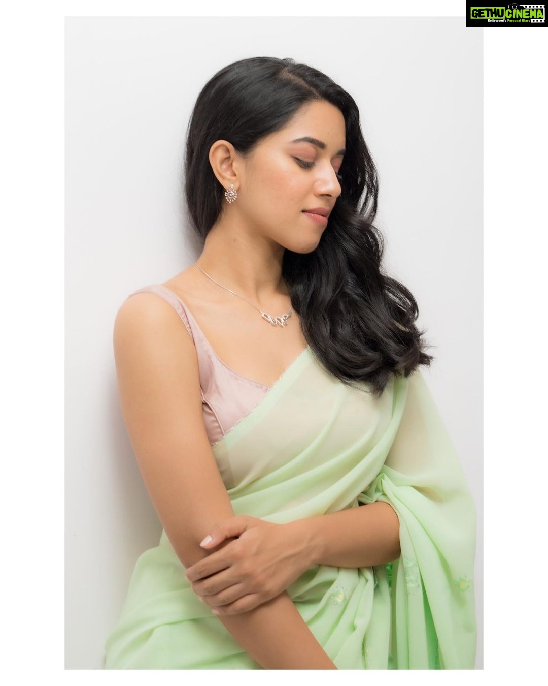 Mirnalini Ravi Instagram - Mom’s Saree Mom’s Me 💚💖 . . . PC @christopherchullan MUA @makeupbyvarsharajendraprasad