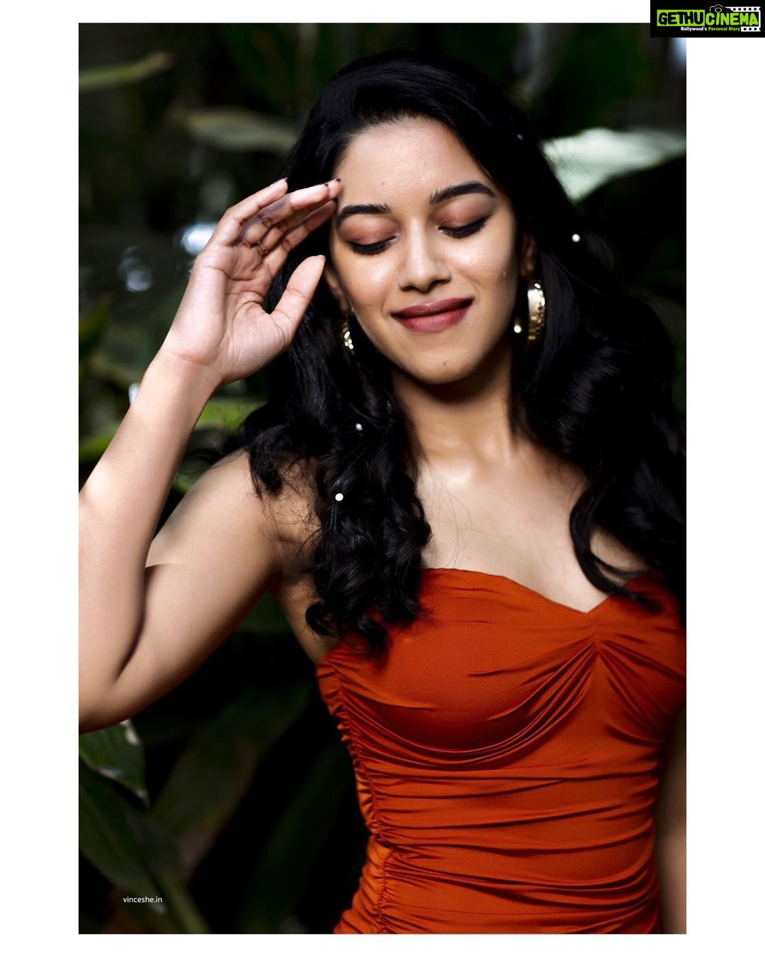 Mirnalini Ravi Instagram - You know the “MOOD” already 🍊 #BURNTORANGE . . . . MUA @nabeelooolala_makeup PC @vjwesley