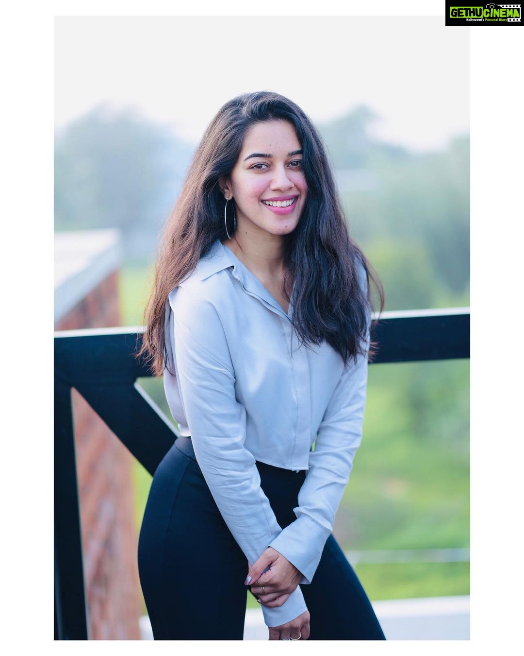 Mirnalini Ravi Instagram - Happy 2021 🤍🔥 #Happynewyear