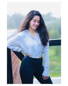 Mirnalini Ravi Instagram - Happy 2021 🤍🔥 #Happynewyear
