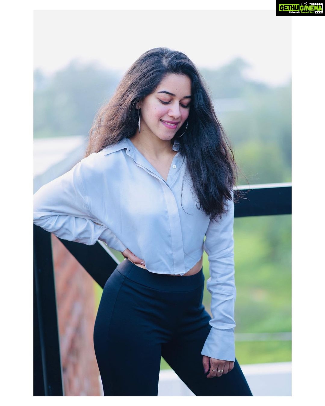 Mirnalini Ravi Instagram - Happy 2021 🤍🔥 #Happynewyear
