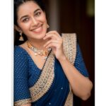 Mirnalini Ravi Instagram - Merry Christmas 🎄🎅🏻 🎁 . . . . . PC @camerasenthil Wearing @bespoketanyabatra @mspinkpantherjewel Mua @kaviyaartistry_off @priyanga_makeover_artistry