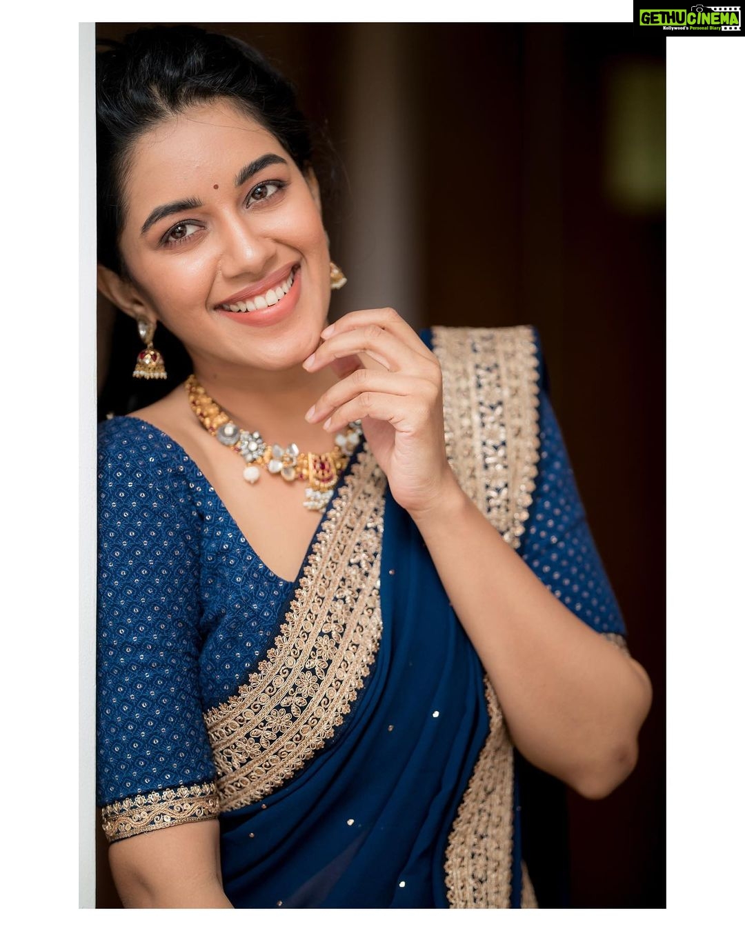 Mirnalini Ravi Instagram - Merry Christmas 🎄🎅🏻 🎁 . . . . . PC @camerasenthil Wearing @bespoketanyabatra @mspinkpantherjewel Mua @kaviyaartistry_off @priyanga_makeover_artistry