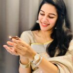 Mirnalini Ravi Instagram - How does this Diwali get any better? Avail this wonderful offer from @danielwellington of purchasing any two products and get a 10% off. You can combine this with my code MIRNALINIR to get an additional 15% off. Happy Shopping!! #DWali #DanielWellington Swipe left to see my look from last year’s Diwali celebrations 🥰