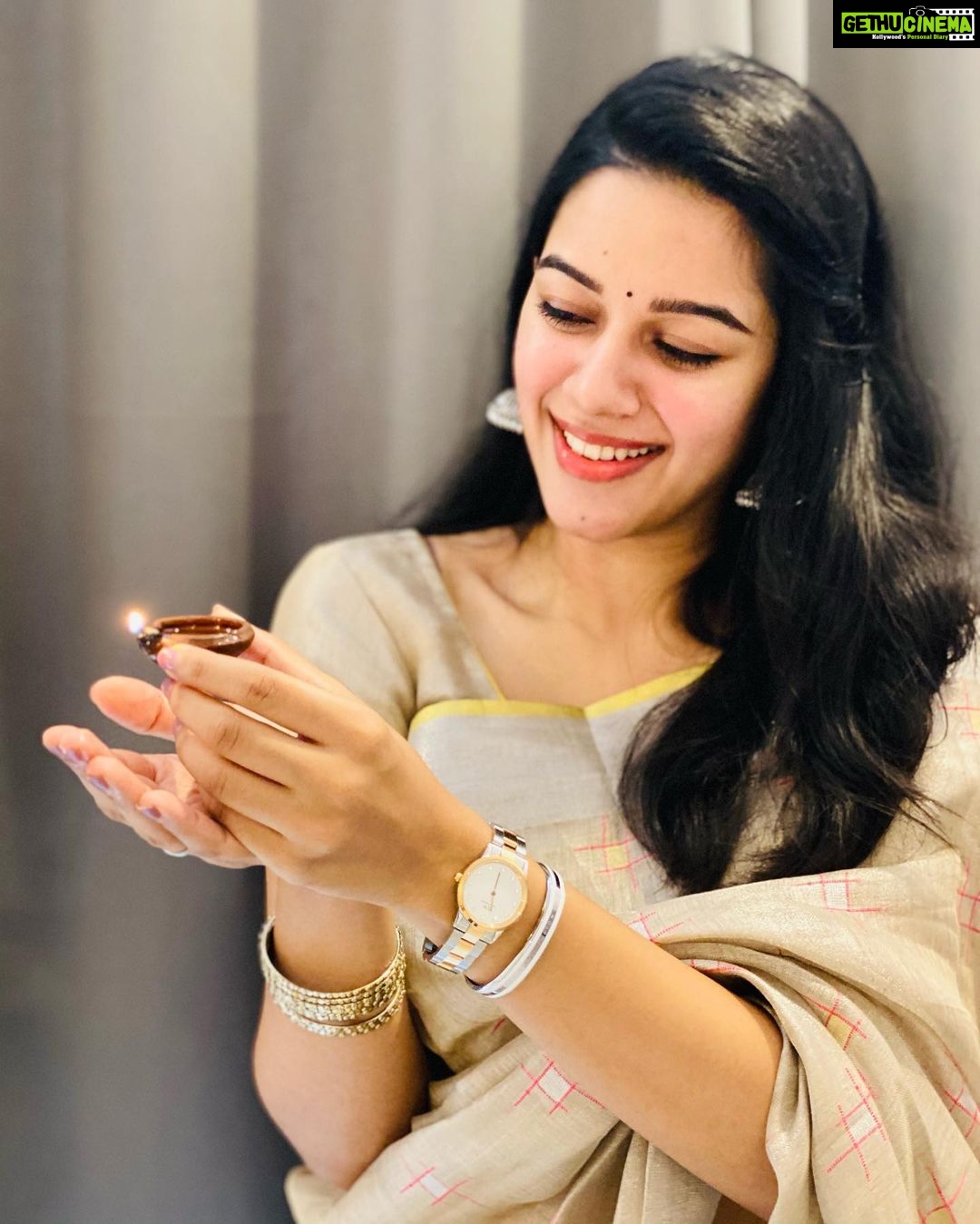 Mirnalini Ravi Instagram - How does this Diwali get any better? Avail this wonderful offer from @danielwellington of purchasing any two products and get a 10% off. You can combine this with my code MIRNALINIR to get an additional 15% off. Happy Shopping!! #DWali #DanielWellington Swipe left to see my look from last year’s Diwali celebrations 🥰