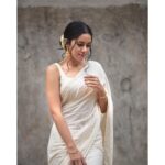 Mirnalini Ravi Instagram - There's something magical about this festival. It transforms the ordinary into the extraordinary, darkness into light and agony into ecstasy. Happy Navratri week to you and your family. PC @madhu_india_photography MUA @varsha_bridalmakeover Accessories @daivik.in Saree @thetealboutique Blouse @vrksh.ramya