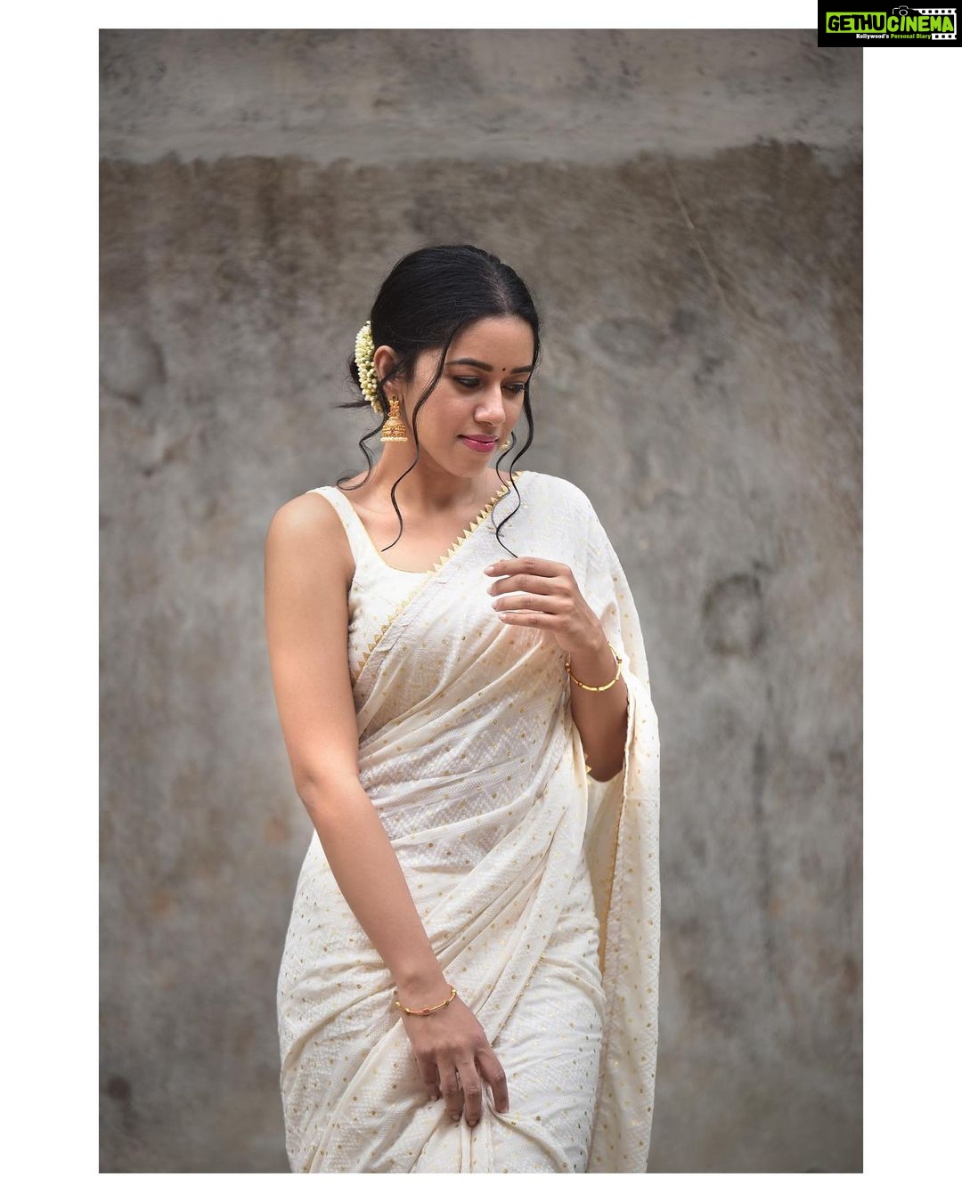 Mirnalini Ravi Instagram - There's something magical about this festival. It transforms the ordinary into the extraordinary, darkness into light and agony into ecstasy. Happy Navratri week to you and your family. PC @madhu_india_photography MUA @varsha_bridalmakeover Accessories @daivik.in Saree @thetealboutique Blouse @vrksh.ramya