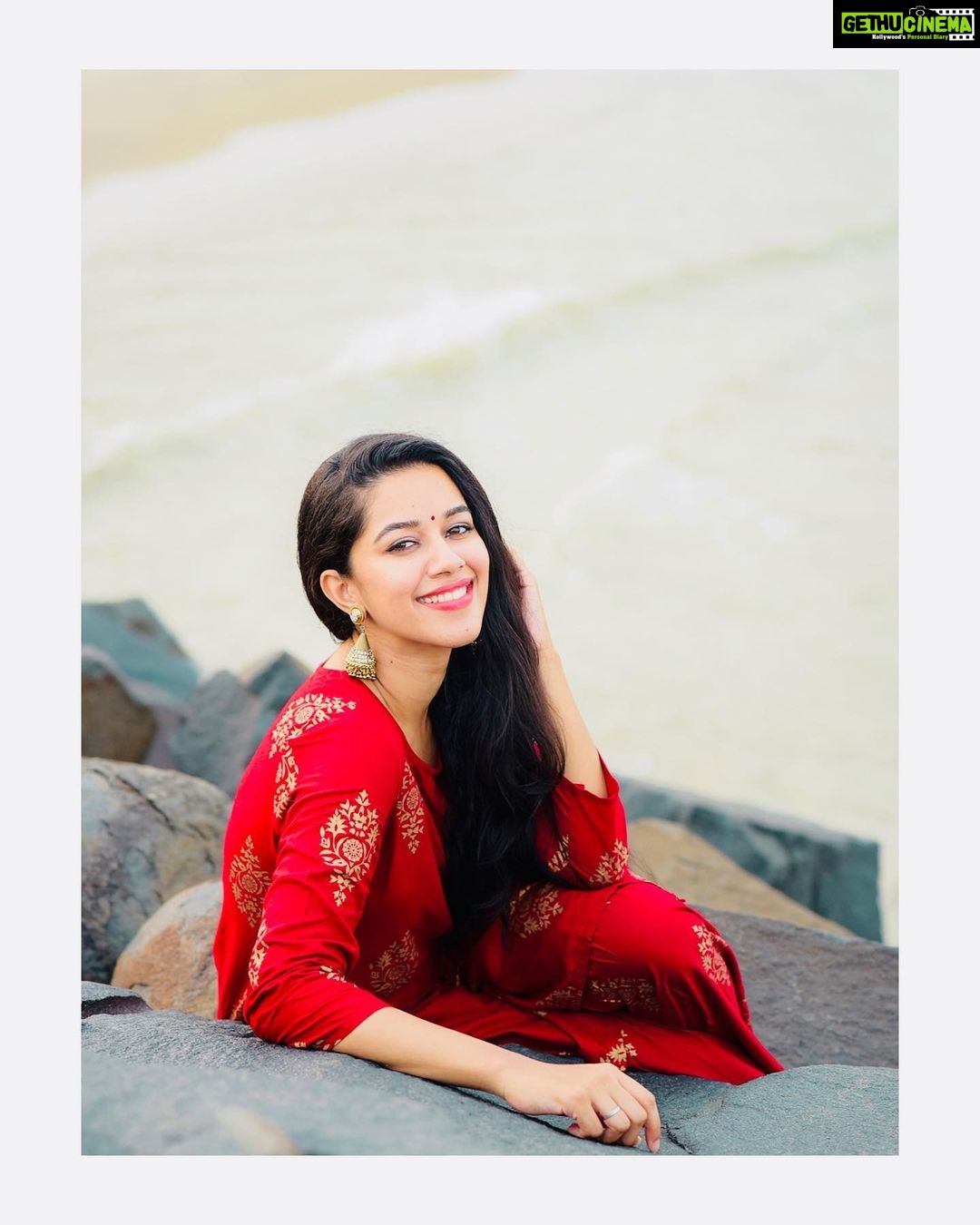 Mirnalini Ravi Instagram - Embrace the glorious mess you are ❤️