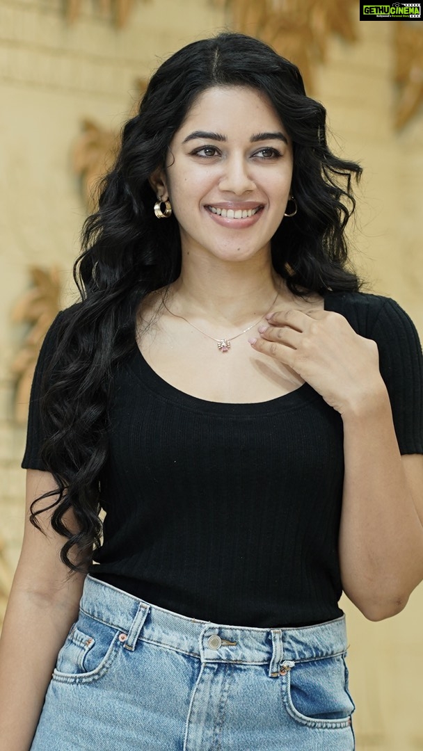 Mirnalini Ravi Instagram - Valentine’s Day is around the corner and I am here at @joyalukkas, T- Nagar, Chennai to show you some beautiful ways to express your love. Come, let’s checkout the Be Mine heart to heart collection - the exclusive Valentine’s collection. M&H @kaviyaartistry_off @priyanga_makeover_artistry #Joyalukkas #BeMineValentine #BeMineCollection #HeartCollection #JoyalukkasJewellery #fashion #jewels #lightweightcollections #ValentinesDay #valentinescollections