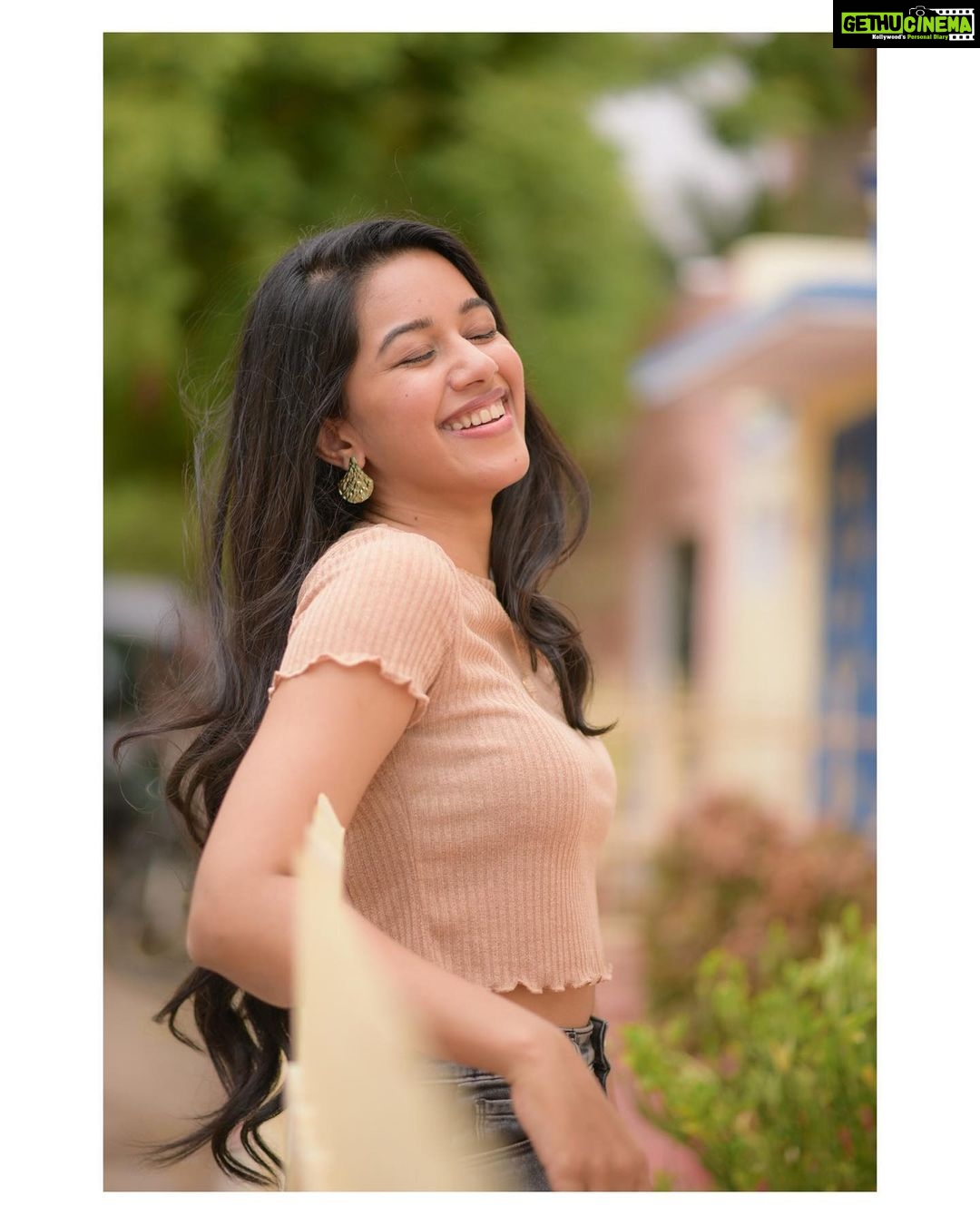 Mirnalini Ravi Instagram - LIVE•LOVE•LAUGH 🤍