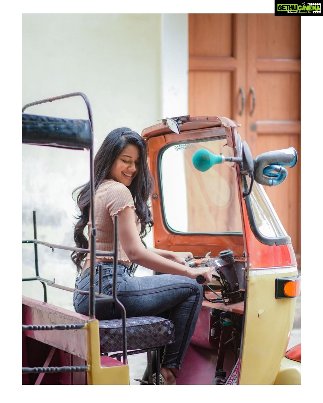 Mirnalini Ravi Instagram - If only there was a 🛺ride to corona-free zone , i would have taken it a while ago😏 PC @madhu_india_photography Hair styling @samkumr @inscapesalon