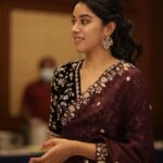 Mirnalini Ravi Instagram - Casual & Candid 🤪 Wearing @samyakksarees M&H @varsha_bridalmakeover Accessories @mspinkpantherjewel PC @zerogravityphotography @deepanmanidoss
