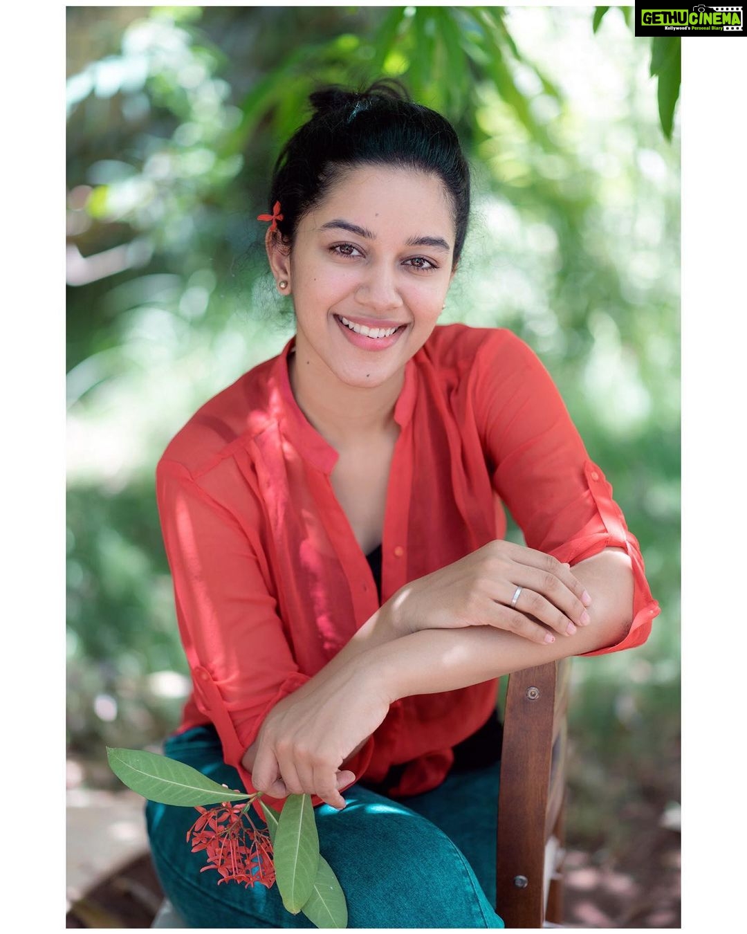 Mirnalini Ravi Instagram - If we played Ludo🟦🟥🟩🟨 ,i choose red🟥 What colour are you ?🤪 PC @madhu_india_photography