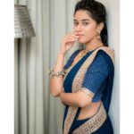 Mirnalini Ravi Instagram - Merry Christmas 🎄🎅🏻 🎁 . . . . . PC @camerasenthil Wearing @bespoketanyabatra @mspinkpantherjewel Mua @kaviyaartistry_off @priyanga_makeover_artistry
