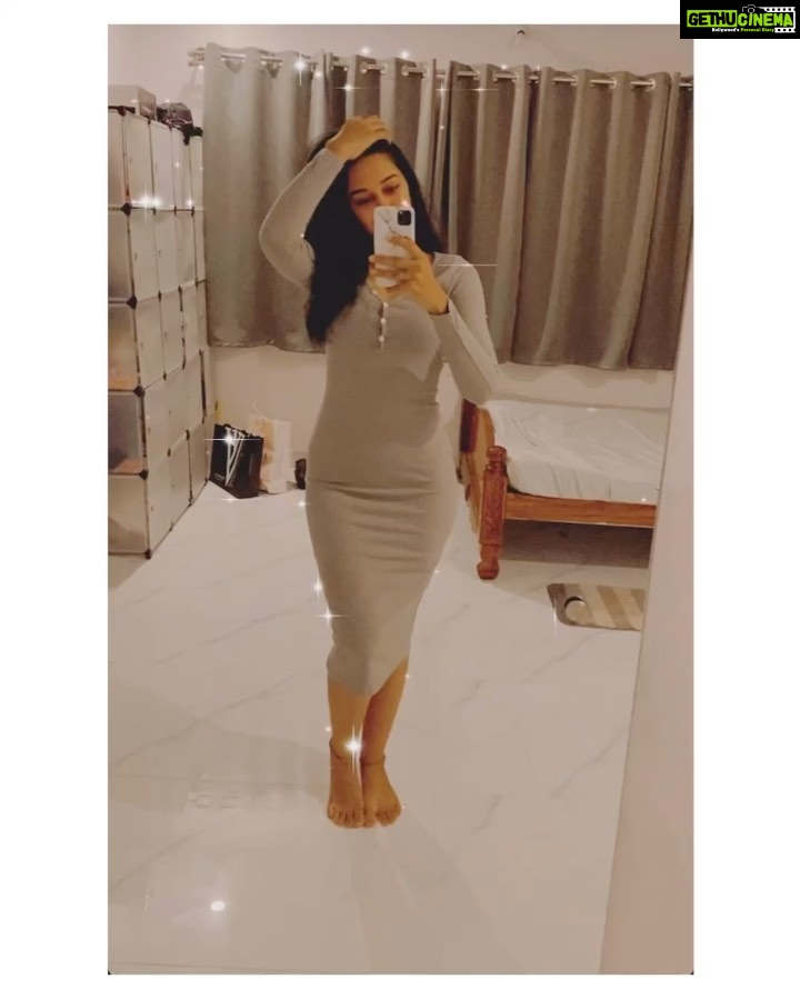 Mirnalini Ravi Instagram - Hi from my Grey room 👋🏻🔘 Bangalore, India