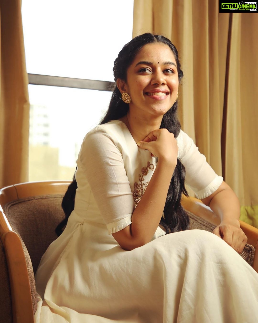 Mirnalini Ravi Instagram - How does this Diwali get any better? Avail this wonderful offer from @danielwellington of purchasing any two products and get a 10% off. You can combine this with my code MIRNALINIR to get an additional 15% off. Happy Shopping!! #DWali #DanielWellington Swipe left to see my look from last year’s Diwali celebrations 🥰