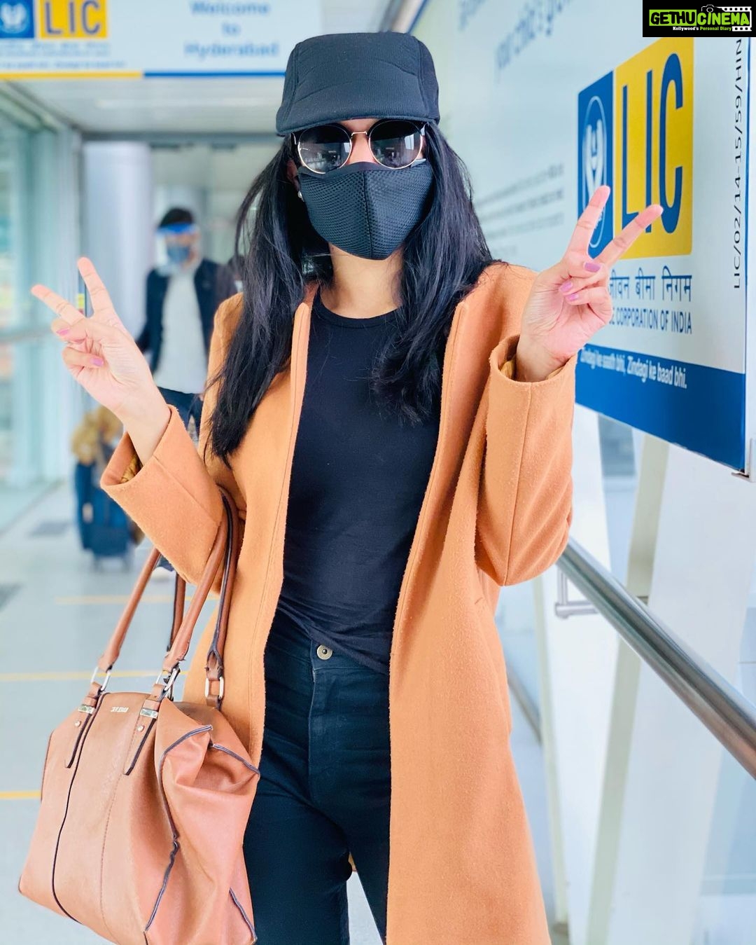 Mirnalini Ravi Instagram - As happy as going back home 🏠❤️ RGIA - Hyderabad