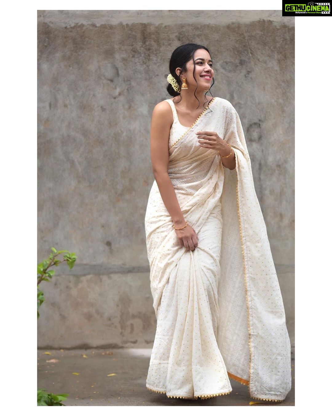 Mirnalini Ravi Instagram - There's something magical about this festival. It transforms the ordinary into the extraordinary, darkness into light and agony into ecstasy. Happy Navratri week to you and your family. PC @madhu_india_photography MUA @varsha_bridalmakeover Accessories @daivik.in Saree @thetealboutique Blouse @vrksh.ramya
