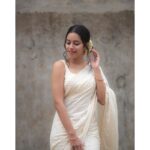 Mirnalini Ravi Instagram - There's something magical about this festival. It transforms the ordinary into the extraordinary, darkness into light and agony into ecstasy. Happy Navratri week to you and your family. PC @madhu_india_photography MUA @varsha_bridalmakeover Accessories @daivik.in Saree @thetealboutique Blouse @vrksh.ramya