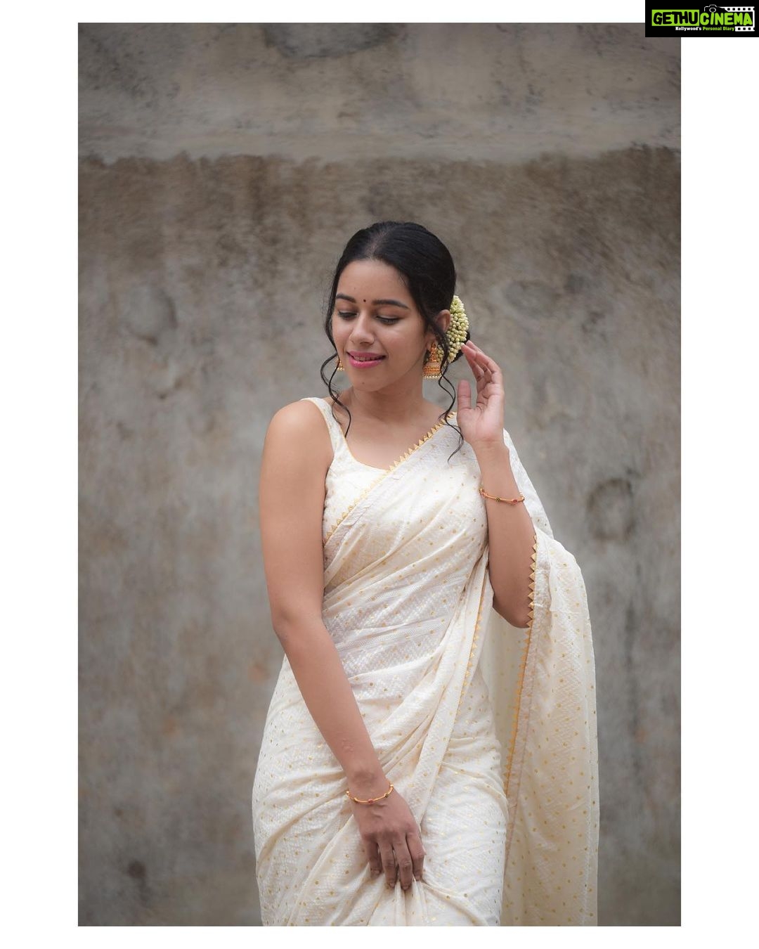 Mirnalini Ravi Instagram - There's something magical about this festival. It transforms the ordinary into the extraordinary, darkness into light and agony into ecstasy. Happy Navratri week to you and your family. PC @madhu_india_photography MUA @varsha_bridalmakeover Accessories @daivik.in Saree @thetealboutique Blouse @vrksh.ramya
