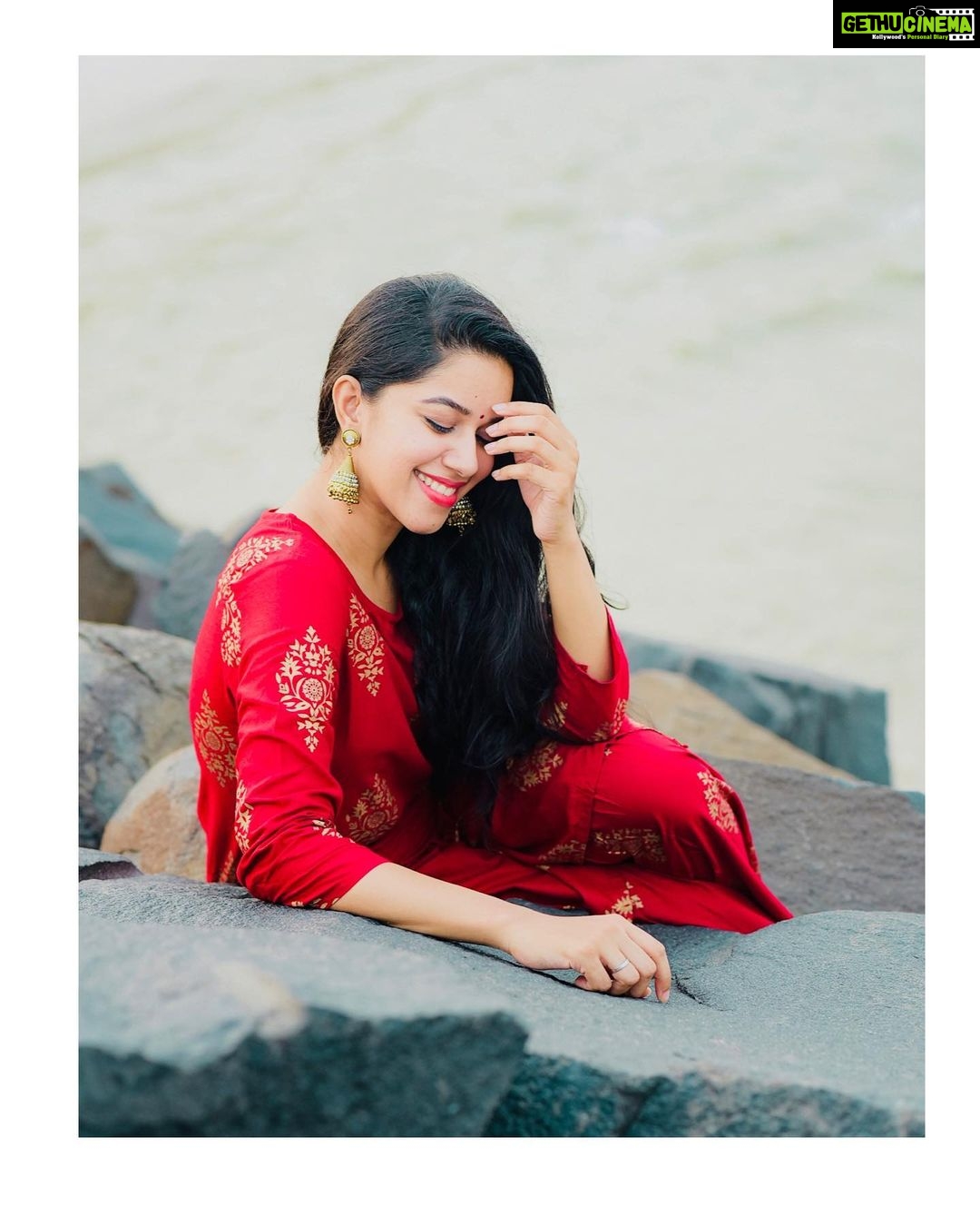 Mirnalini Ravi Instagram - Embrace the glorious mess you are ❤️