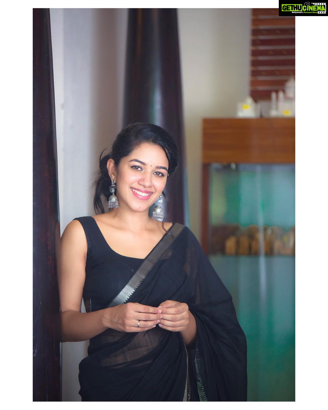 Mirnalini Ravi Instagram - Last set from the series ðŸ¤ðŸ–¤