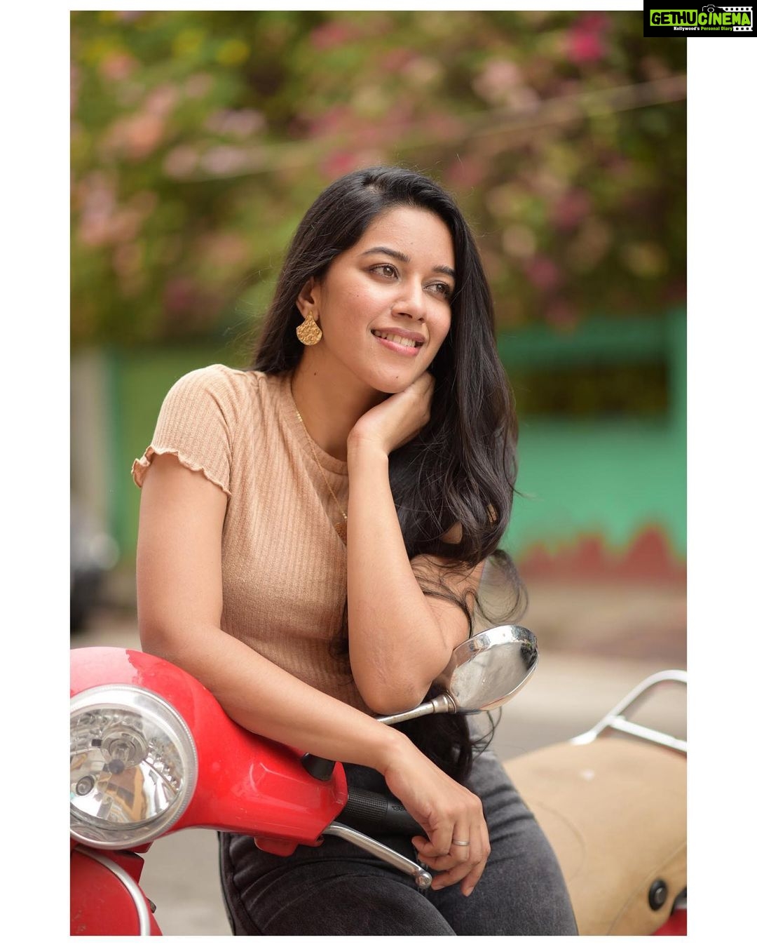 Mirnalini Ravi Instagram - Corona is contagious,So is Smile ! Spread the latter🤪