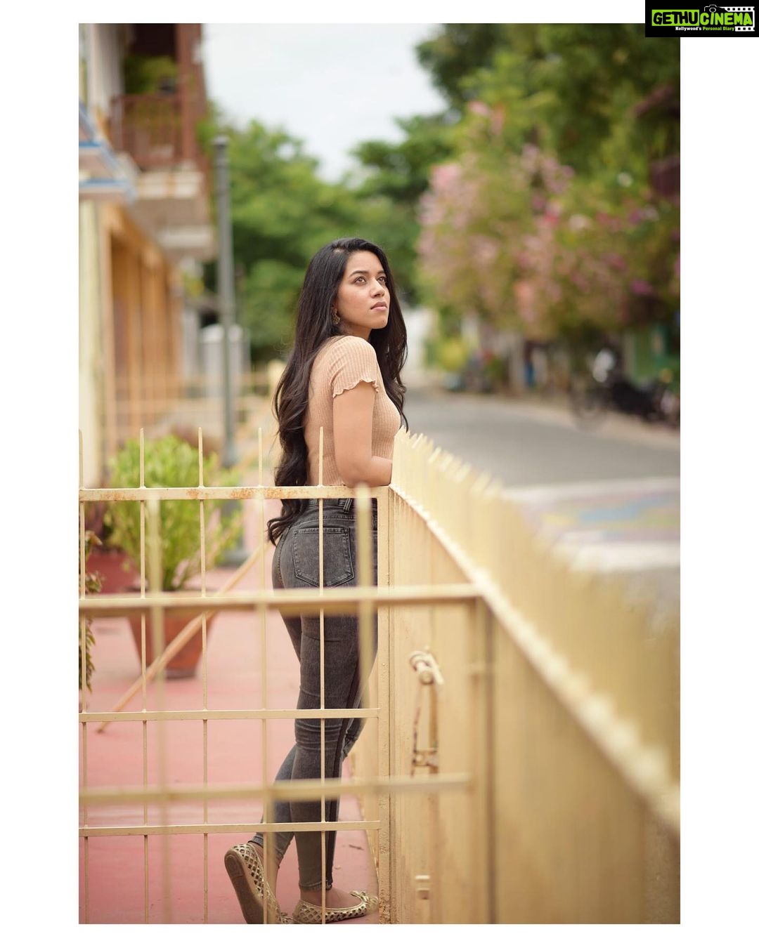 Mirnalini Ravi Instagram - Corona is contagious,So is Smile ! Spread the latter🤪