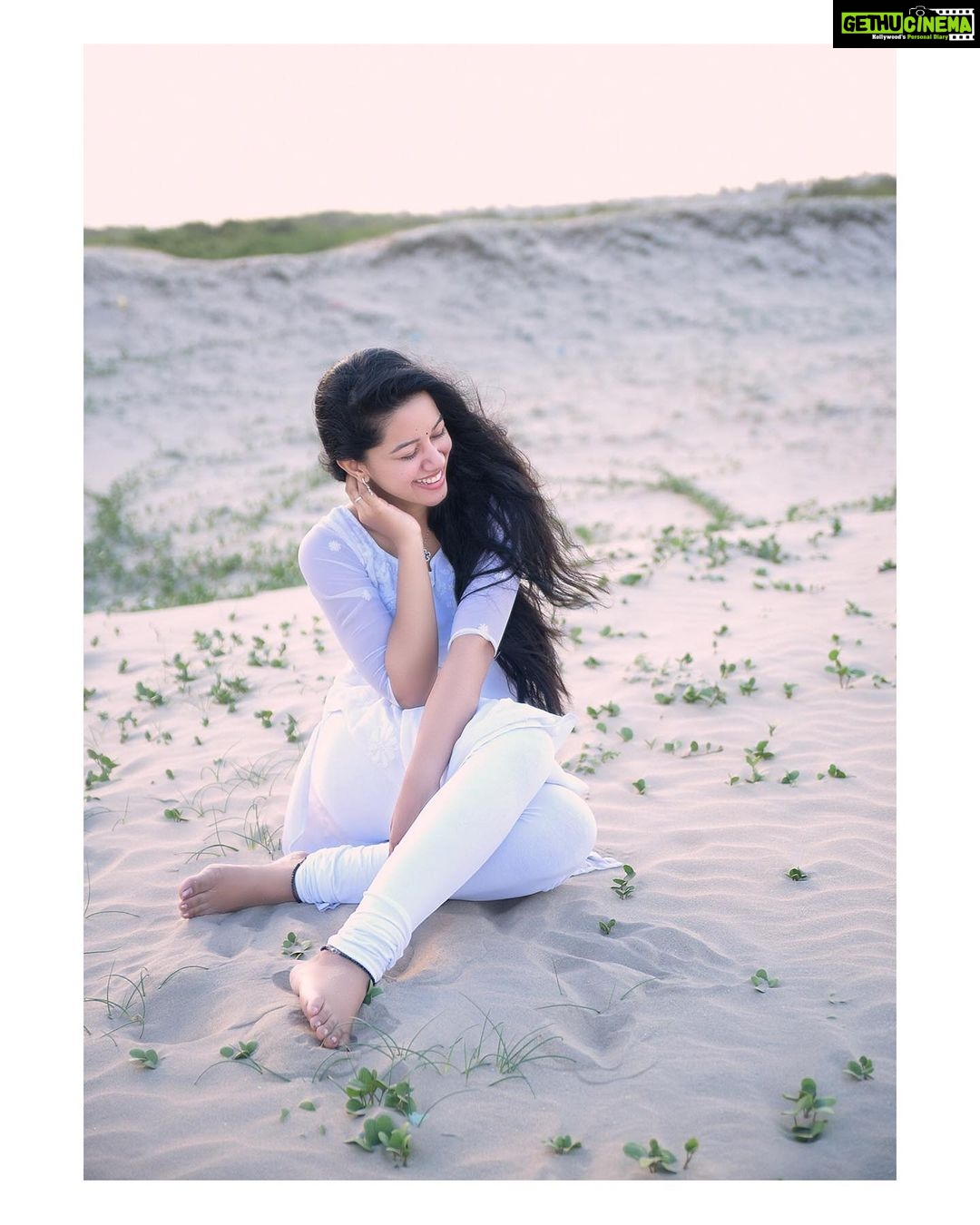 Mirnalini Ravi Instagram - Everyday may not be a good but there is something good in every day🤍 #positivevibes
