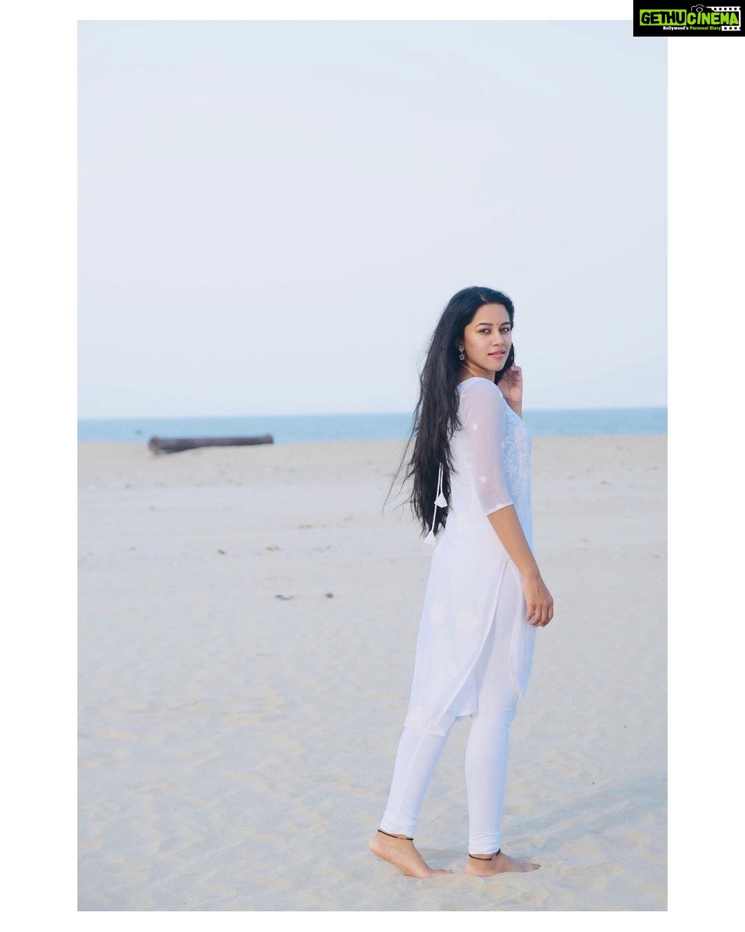 Mirnalini Ravi Instagram - Everyday may not be a good but there is something good in every day🤍 #positivevibes