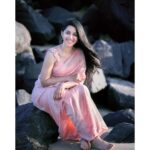 Mirnalini Ravi Instagram - I followed my heart and it led me to the beach. 🌸 #throwback PC @madhu_india_photography MUA @lakshhairandmakeup Saree @aynaa_in Blouse @adhiraboutique_pondy Pondicherry