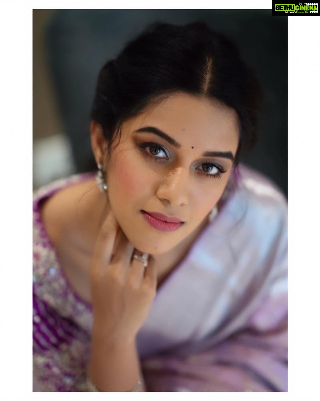 Mirnalini Ravi Instagram - The best and most beautiful things in the world cannot be seen or even touched. They must be felt with the heart. Happy Valentines day 💜