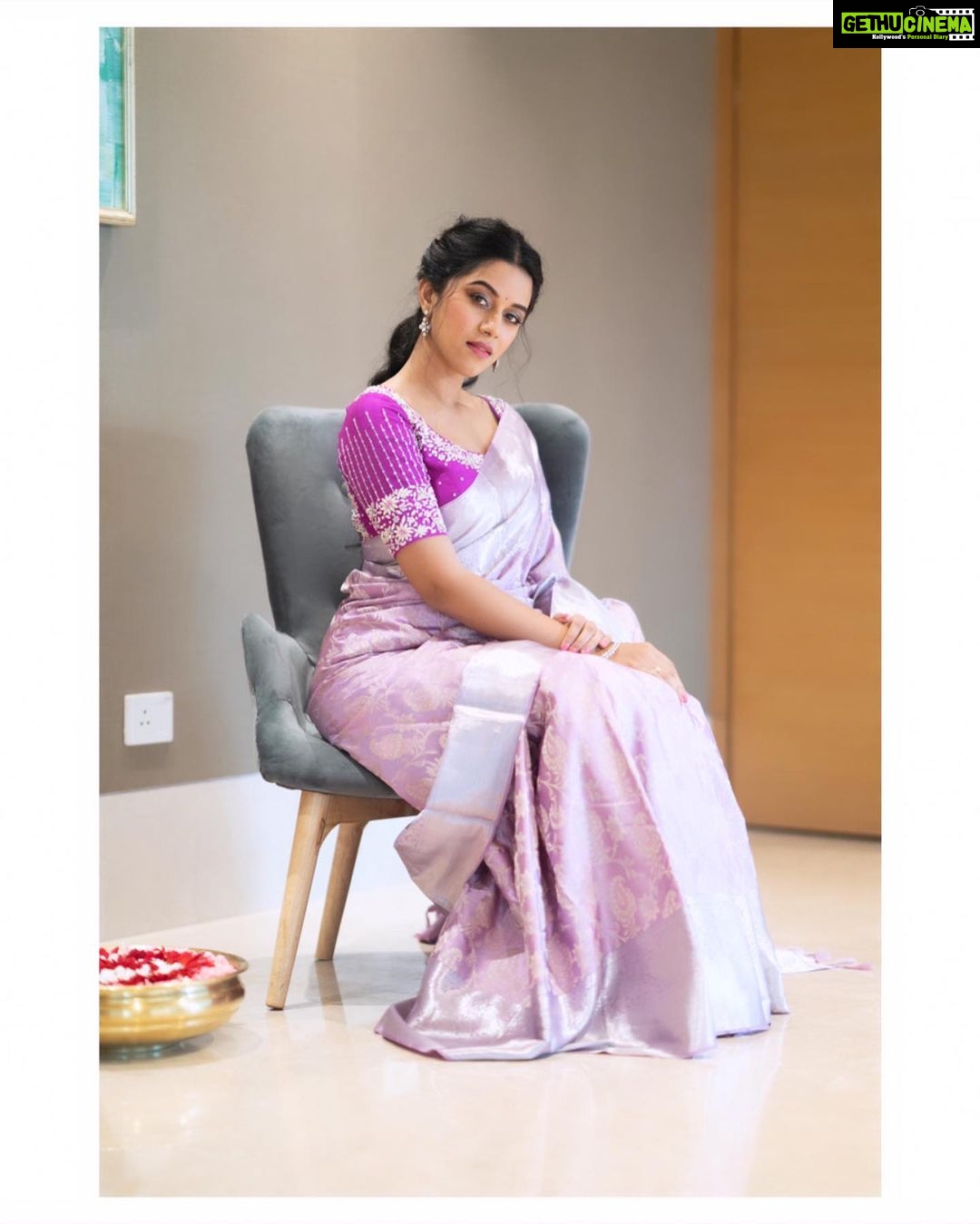 Mirnalini Ravi Instagram - Her love was like lavender, delicate & Melancholy💜 Pc @rahulravindran @mithunksairam Mua @bohobeautybydivya Hair by @vidhyamakeoverartistry Blouse by @archana.karthick Saree by @pashudh Jewels from @mspinkpantherjewel Styled by @ashez_0112 💋